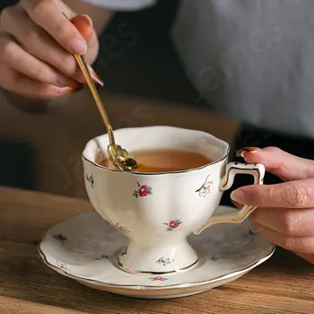 Европейский набор кофейных чашек с цветочным золотым краем Керамические чашки для молока с золотой окраской Керамические наборы чайных чашек Кружки в стиле ретро Кофейные чашки