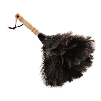 Щетка для работы по дому Пух из натурального страусиного пера с деревянной ручкой